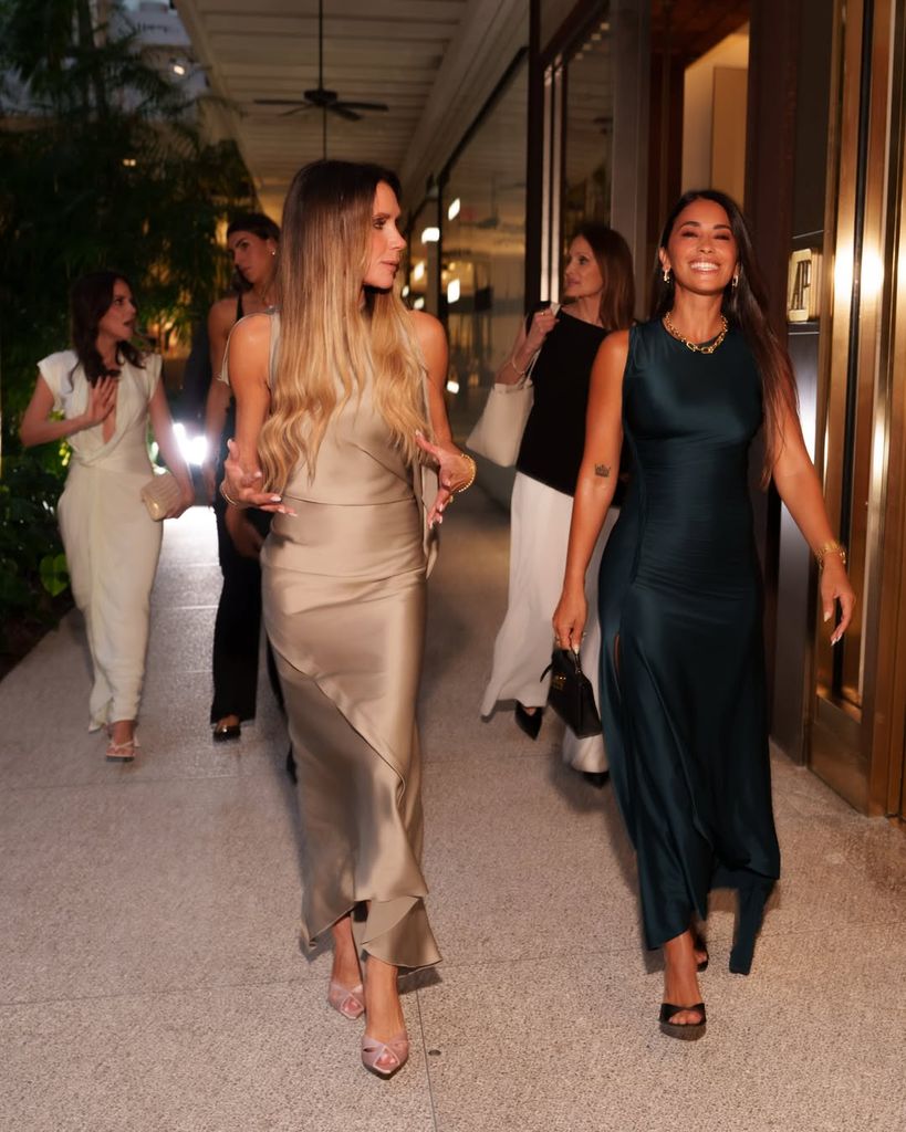Al igual que la anfitriona, Antonela Roccuzo lució guapísima en un diseño de la firma Victoria Beckham.