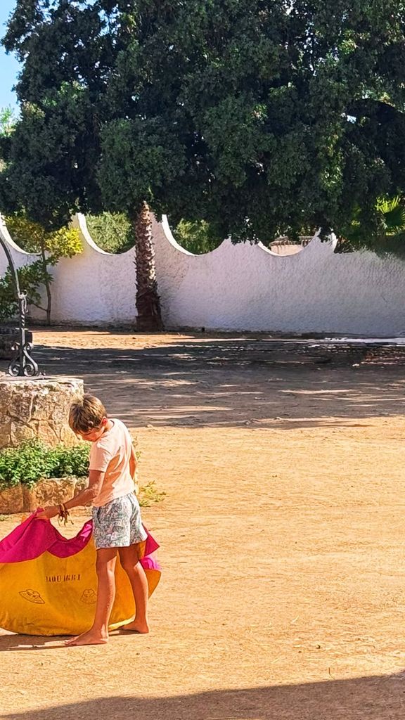 Curro, de 7 años, toreando en El recreo de San Cayetano, la finca de la familia Ordóñez en Ronda, Málaga