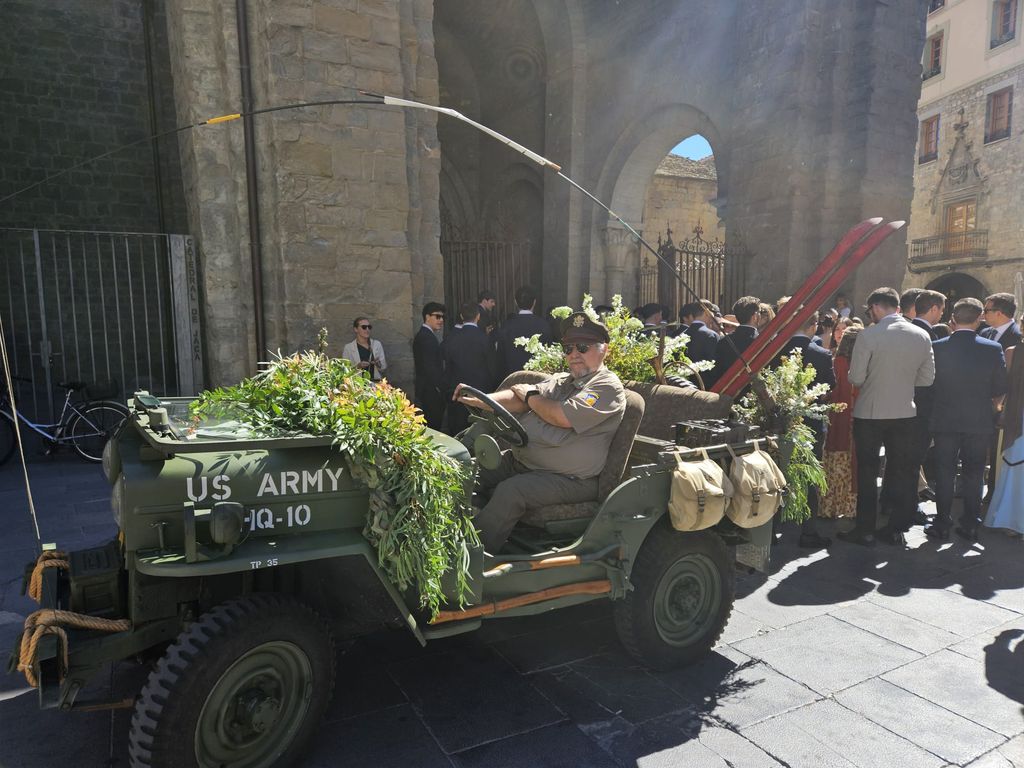 El vehículo todoterreno que esperaba a los novios en la puerta de la catedral de Jaca