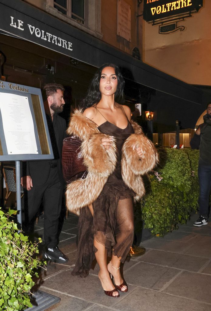 Kim Kardashian saliendo de del restaurante Le Voltaire 