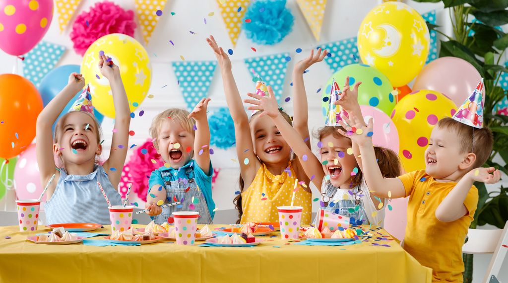 Niños celebrando una fiesta
