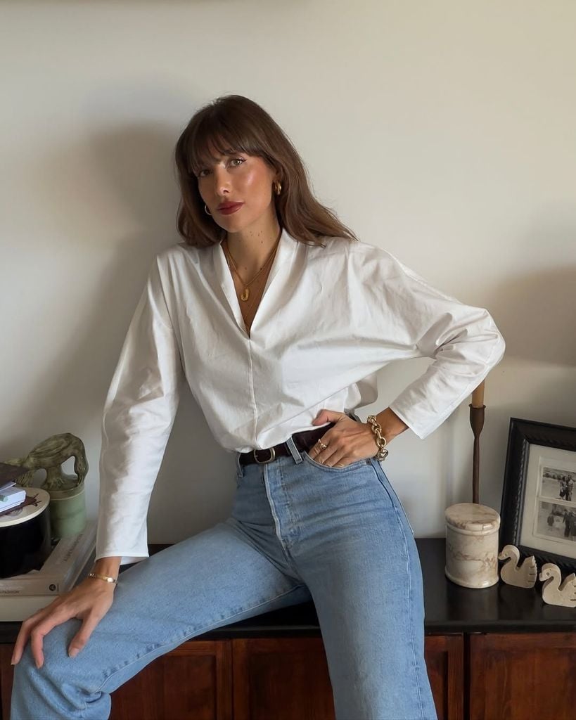 Look con vaquero y camisa blanca