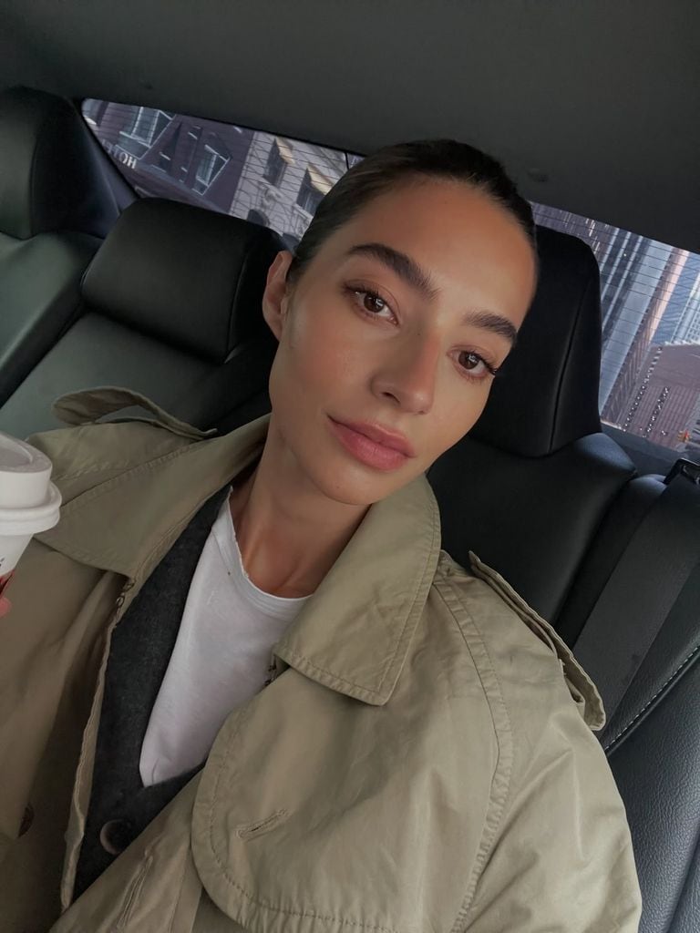 Rocío Crusset en un coche con gabardina y piel al natural