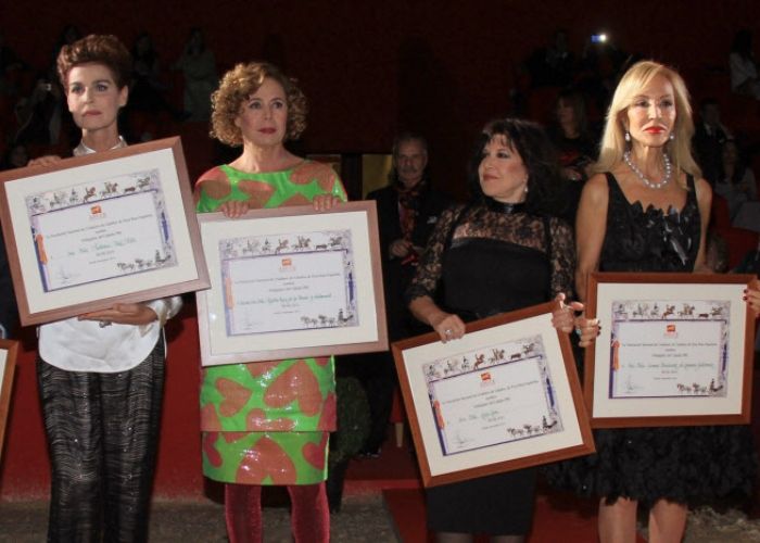 Carmen Lomana y Ágatha en la entrega de unos diplomas