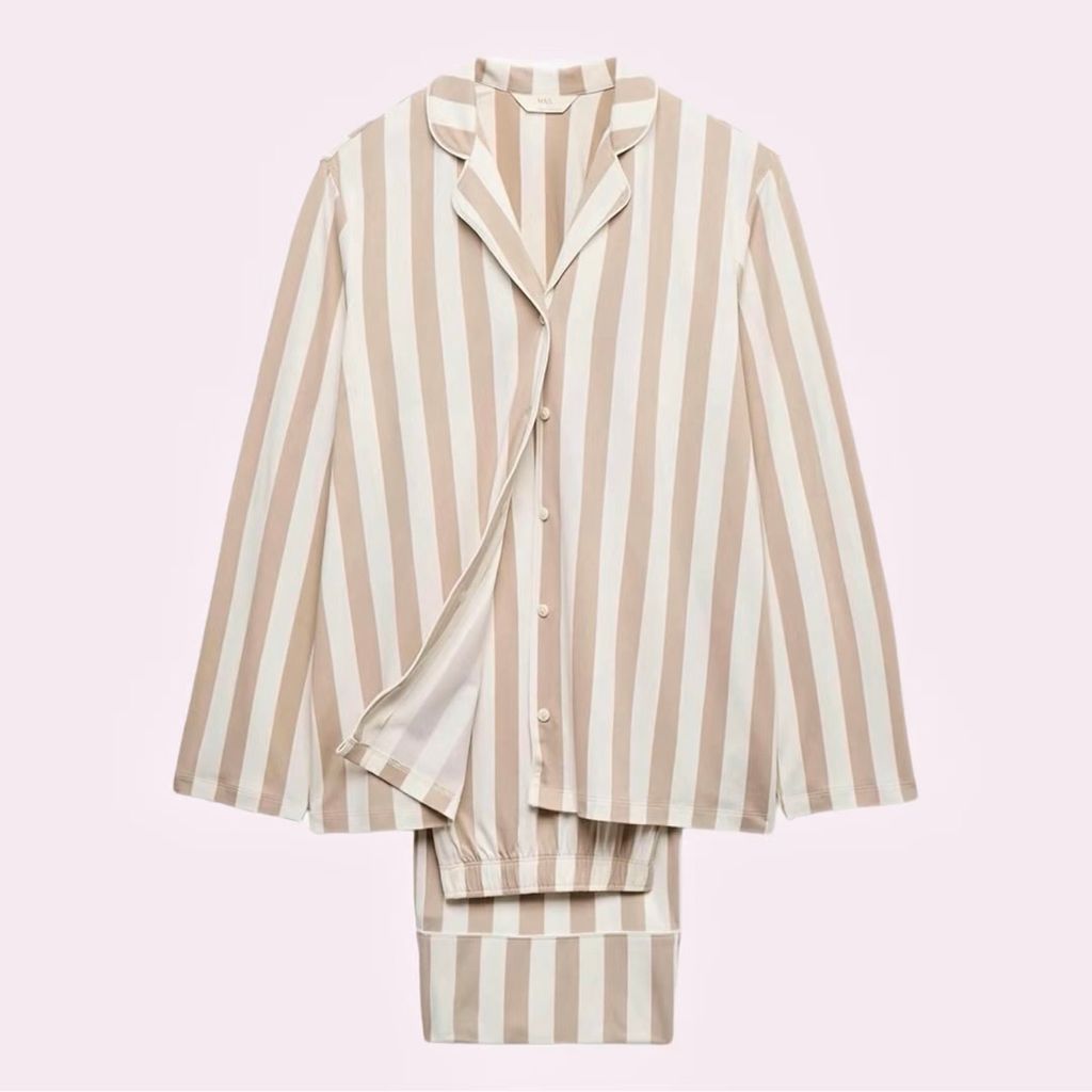 Pijama en color crema de Amazon