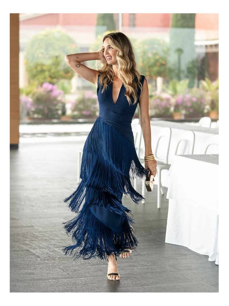 Looks de invitada para bajitas escote pronunciado