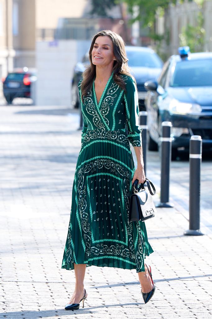 La reina Letizia, con su vestido de estampado folk de Sandro.