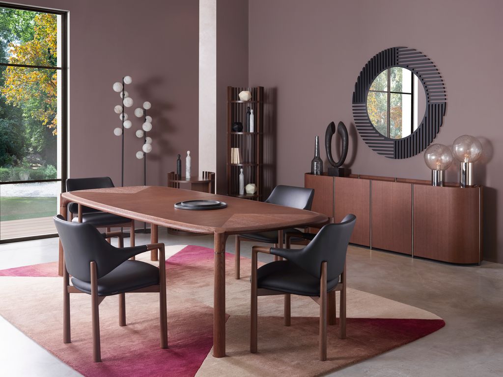 Comedor con muebles de madera oscura