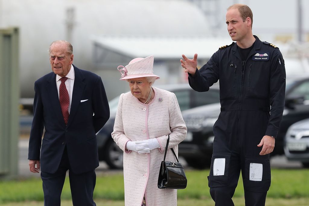 El príncipe William con la reina Isabel II y el duque de Edimburgo en una foto tomada el 13 de julio de 20126, en Cambridge, Inglaterra. 