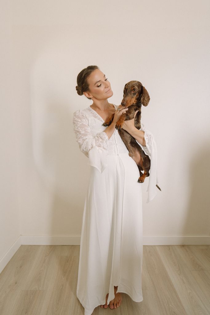 Blanca en los preparativos con su perrito