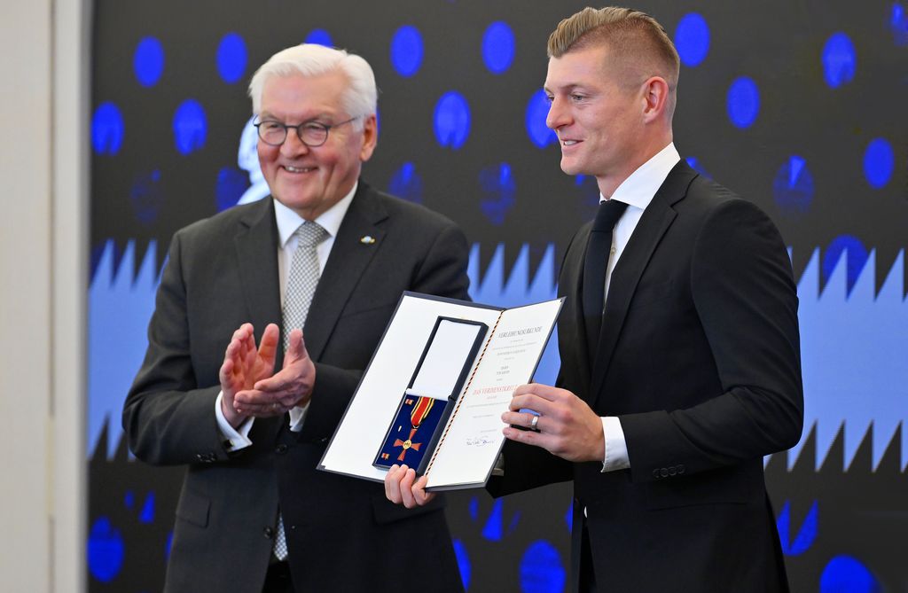 Toni Kroos recibe la Cruz de Caballero de la Orden del Mérito de Alemania en el Bernabéu de manos del presidente alemán Frank-Walter Steinmeier