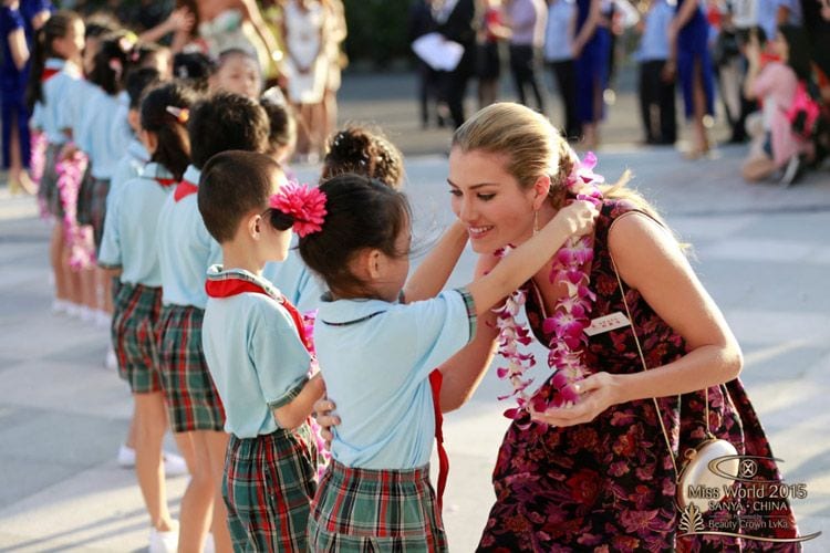 A su llegda a Sanya fueron un grupo de escolares chinos los que se encargaron de recibir a las 117 misses
