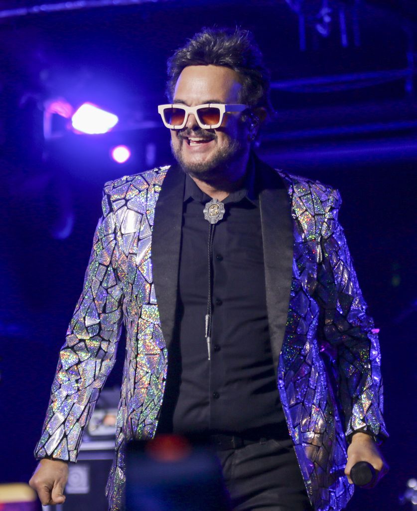 Aleks Syntek 'regaña' a fans en concierto de la Independencia: 'Entre más me digas eso, menos voy a cantar'