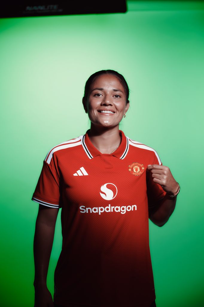 Rebeca Bernal del Manchester United femenil posa con el jersey del club en el Carrington Training Ground el 2 de septiembre de 2026, en Manchester, Inglaterra.
