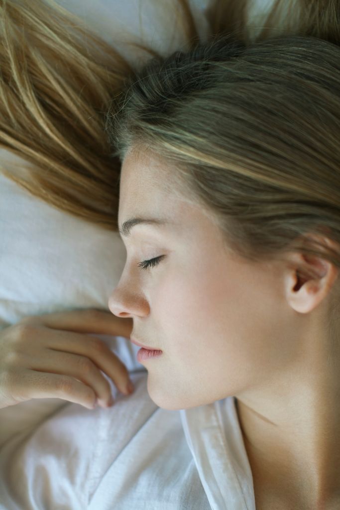 Mujer duerme al ritmo de la luz solar
