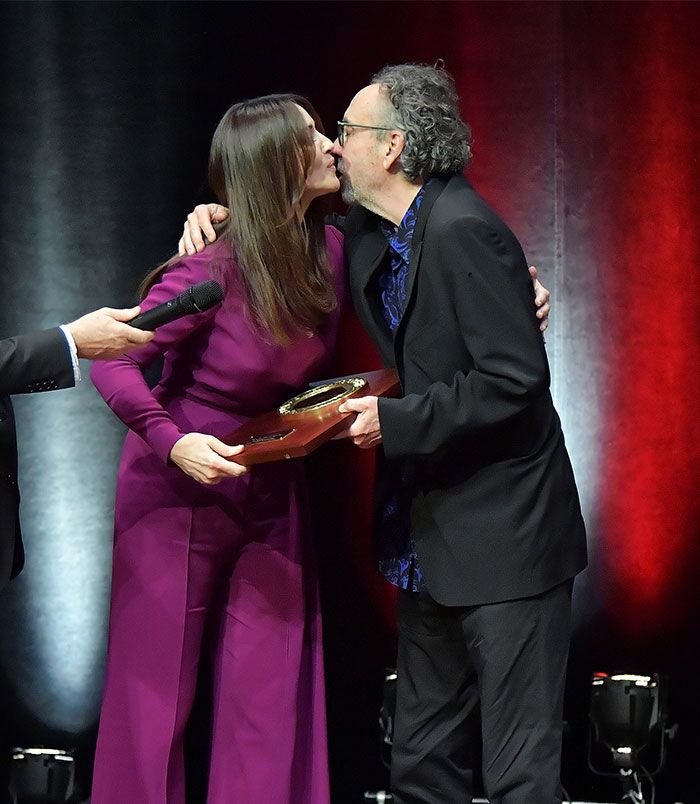 Mónica Bellucci entrega un premio a Tim Burtom en el Festival de Lumiere