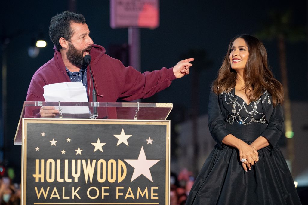  Adam Sandler pronunció un discurso en honor a Salma Hayek cuando ella recibió su estrella en el Paseo de la Fama de Hollywood.