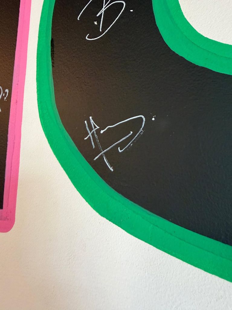 La firma del príncipe Harry en los Tower Bridge Studios