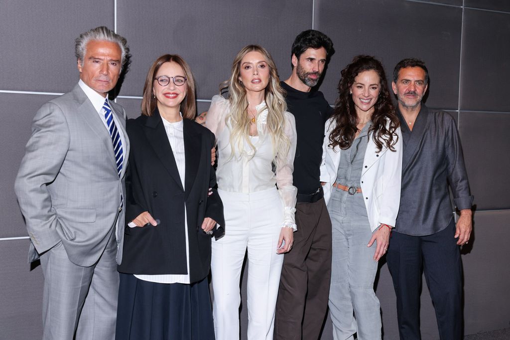 .Rene Casados, Flavio Medina, Marlene Favela,  Marisol del Olmo, Matías Novoa y Claudia Ramírez en la presentación de la telenovela 'El Renacer de Luna' en Televisa San Ángel en la Ciudad de México. 