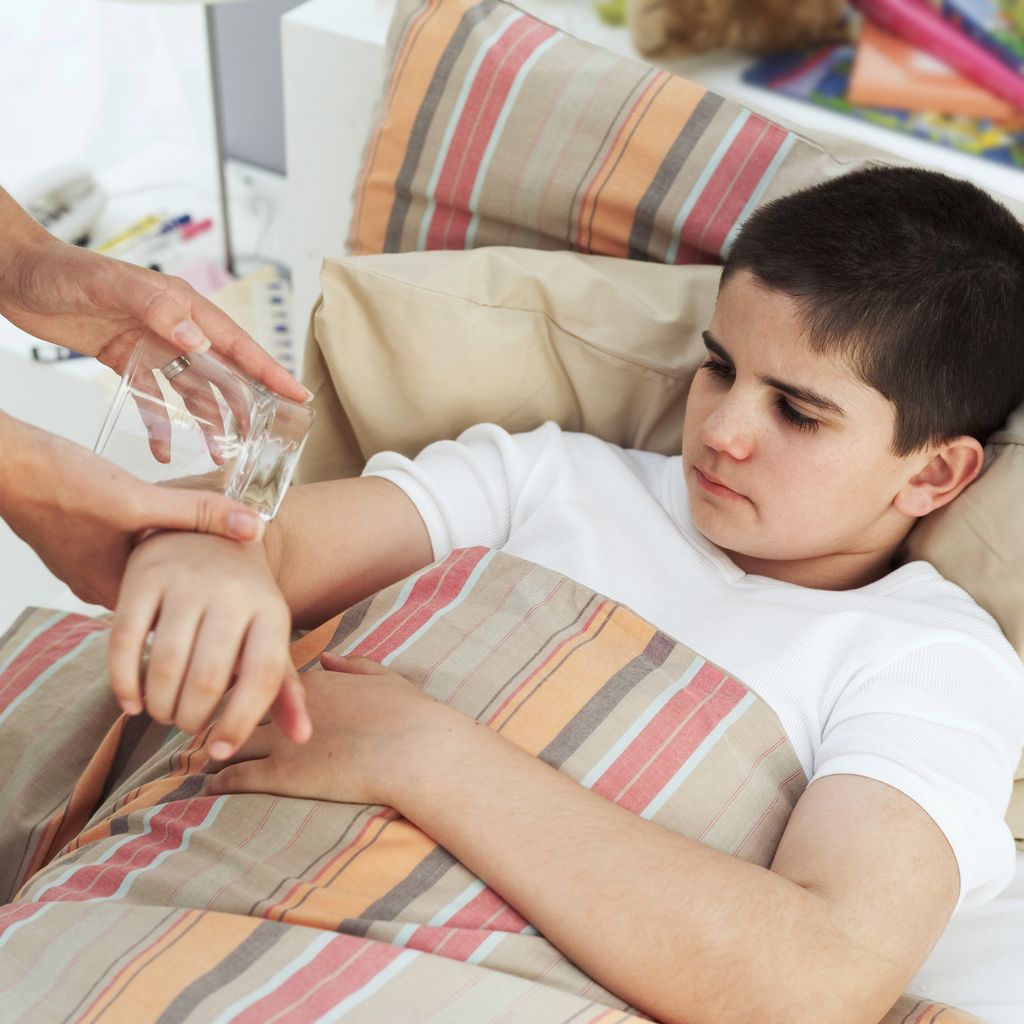 Niño con meningitis en cama