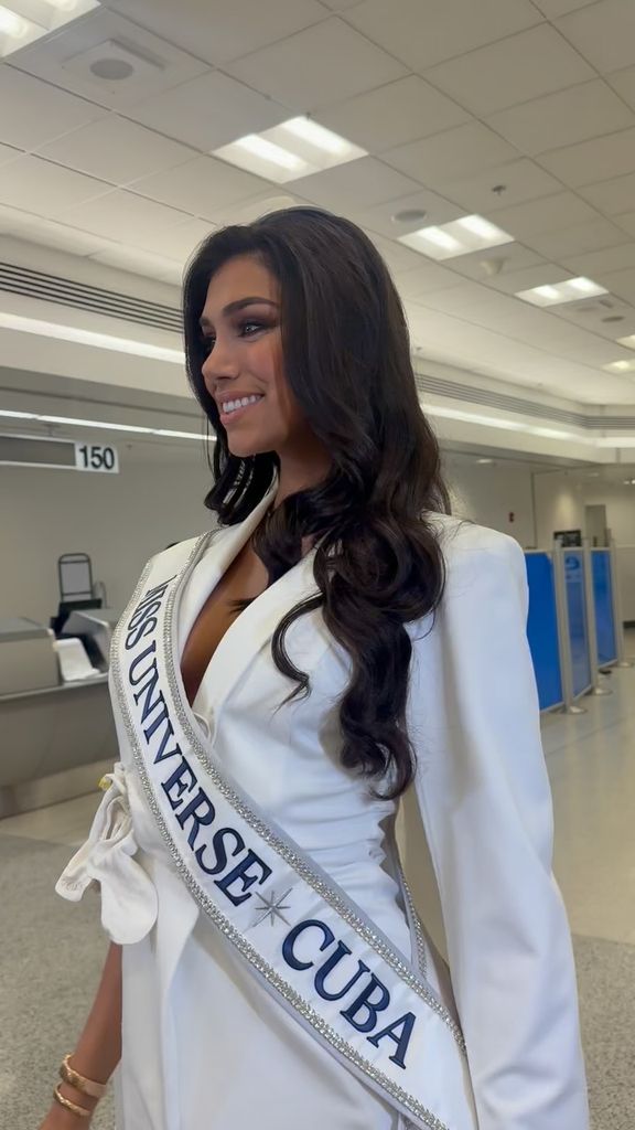 Lina Luaces lució un elegante traje blanco en su partida hacia Tailandia