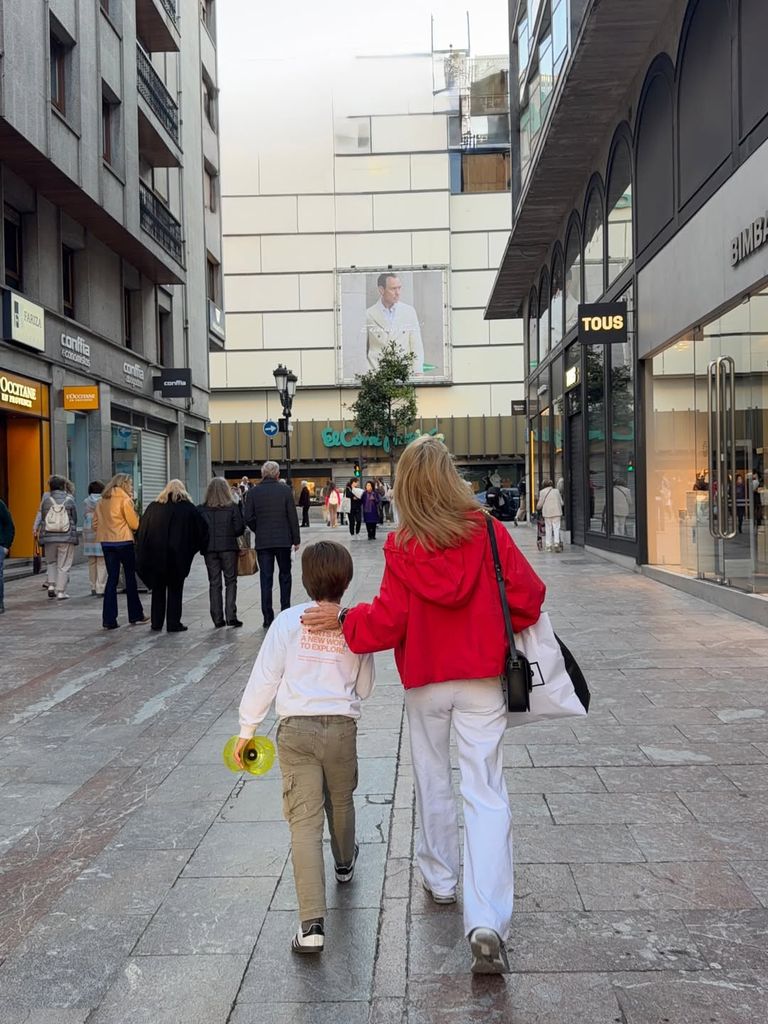 Amelia Bono con look rojiblanco en Oviedo.