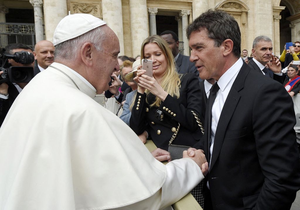 Antonio Banderas con el papa Francisco en el Vaticano en abril de 2016