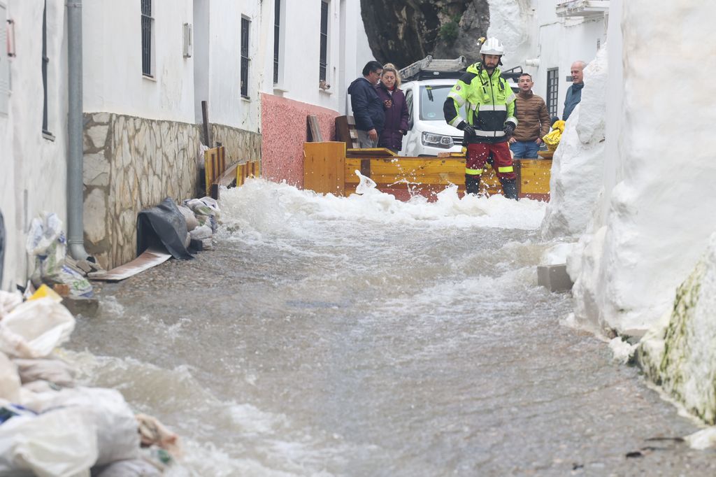 Ubrique (Cádiz), tras días de lluvias intensas: 350 vecinos evacuados por el desbordamiento del río y movimientos de tierra, mientras los equipos de emergencia levantan diques