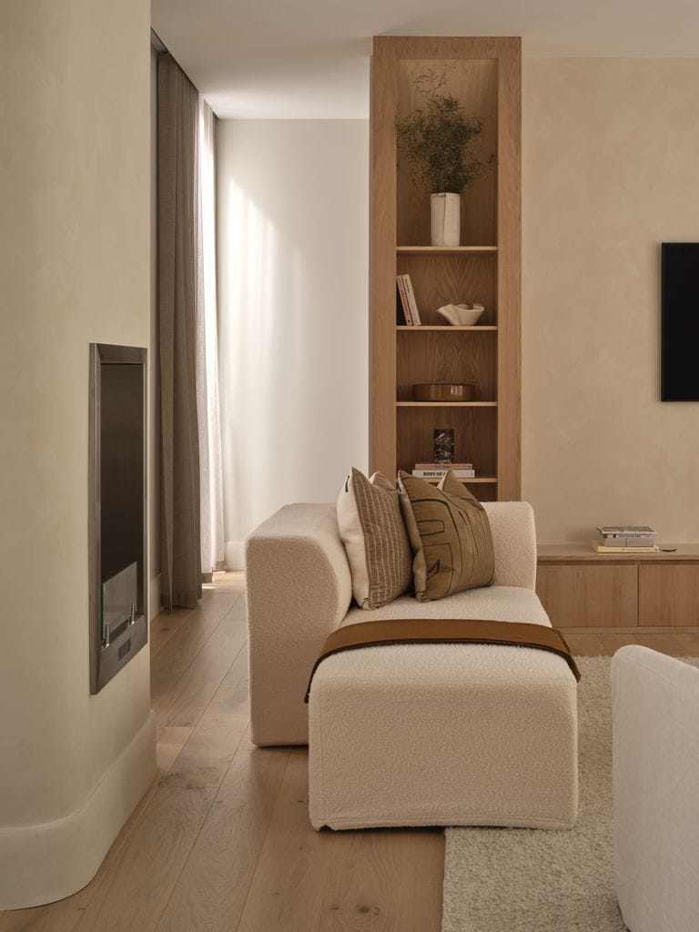 Chaise longue junto a la chimenea