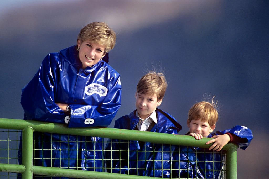 Plano medio de Diana de Gales con sus hijos en el barco Maid of the Mist