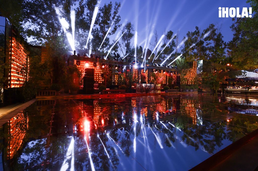 El lugar lució como un club  "retrofuturista".