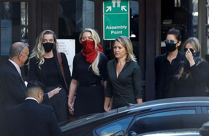 Amber Heard con su novia, su hermana y su abogada en el juicio contra Johnny Depp