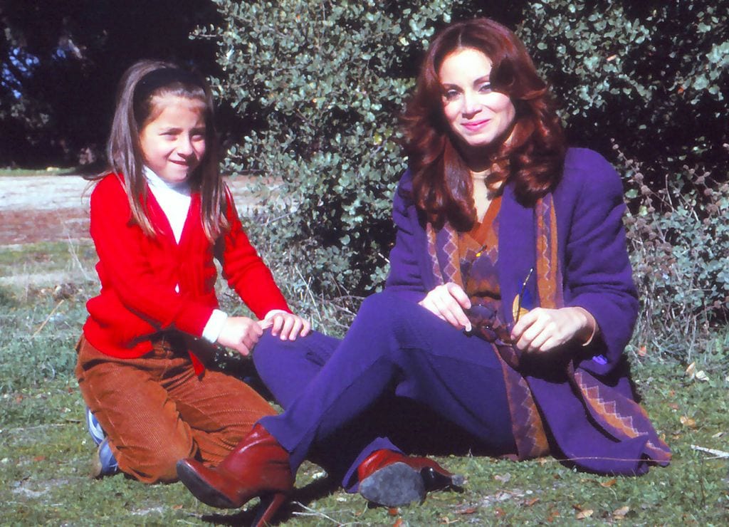 Paloma San Basilio junto a su hija en Madrid, 1979. Una imagen poco vista de la artista en los años en los que tomó la decisión de separarse, cuando el divorcio aún no era legal en España