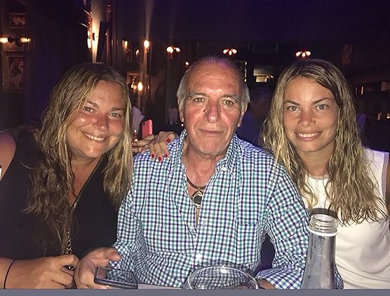 Caritina Goyanes junto a su hermana Carla y su padre via Instagram