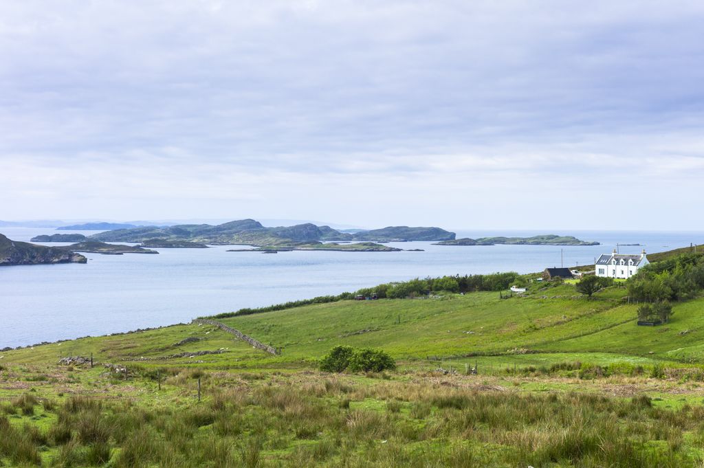 Paísaje de las Islas Summer, un archipiélago en la boca del Loch Broom, en la región de los Highland de Escocia. La única isla habitada es Tanera Mòr, que es también la mayor del archipiélago.
