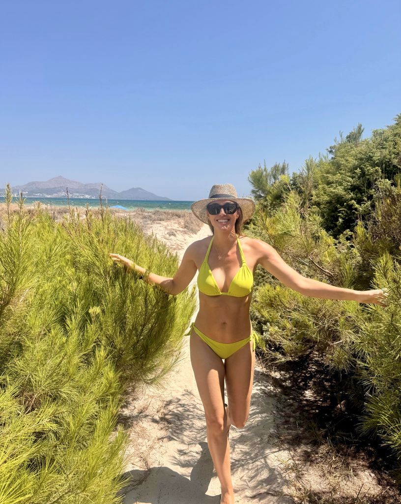 Helen Lindes espectacular con este llamativo bikini amarillo