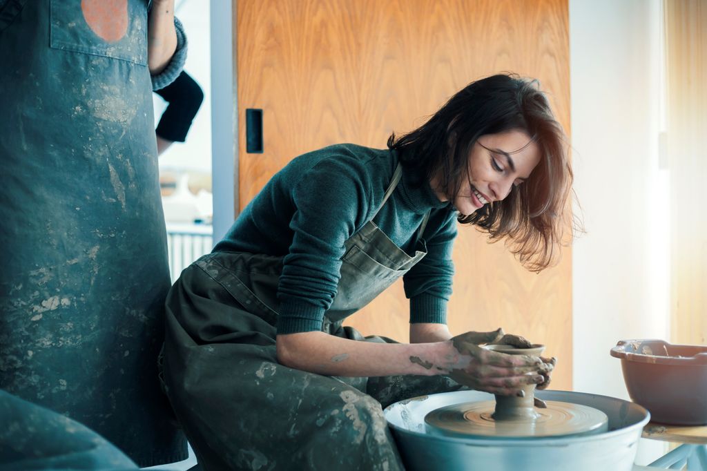 Una mujer joven haciendo cerámica