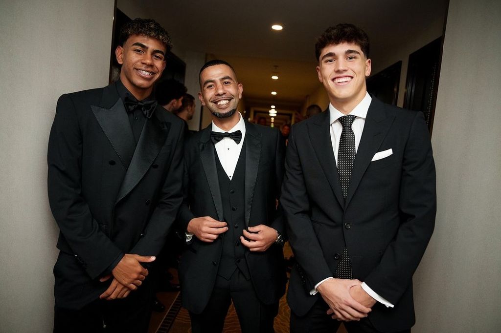 Plano medio de Lamine Yamal con su padre y Pau Cubarsí en la gala del Balon de Oro 2024