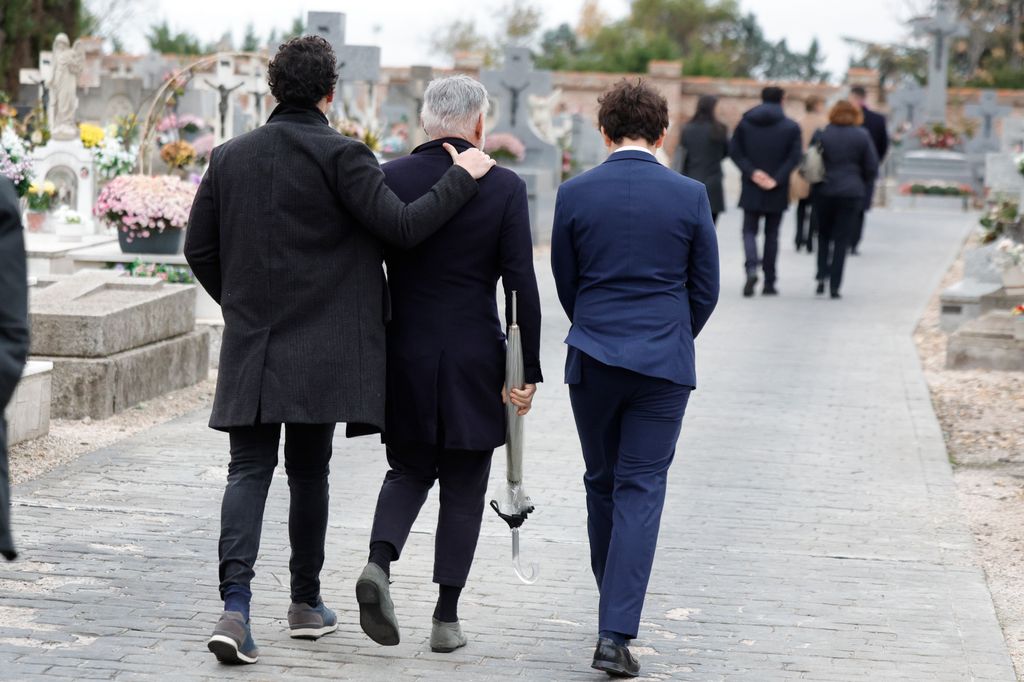 Conmovedora imagen en el cementerio madrileño