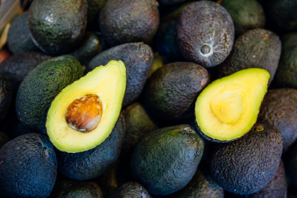 Hay que saber elegir la palta o avocado por medio de un toque suave