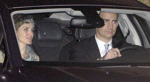 Don Felipe y doña Letizia llegaron al enlace cinco minutos antes de la hora fijada para la boda: las seis y media de la tarde. El conducía su propio coche y la princesa ocupaba el asiente del copiloto