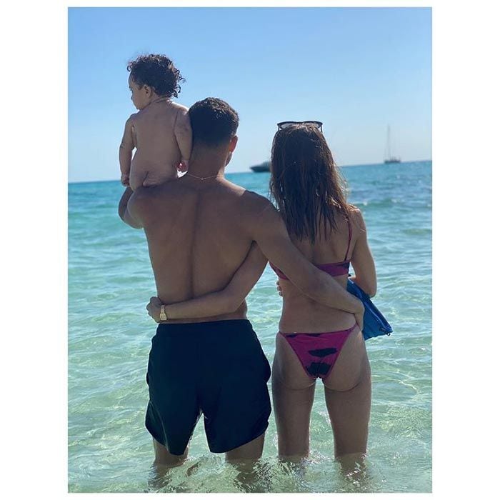 Hiba Abouk con su marido Achraf Hakimi y su hijo Amín