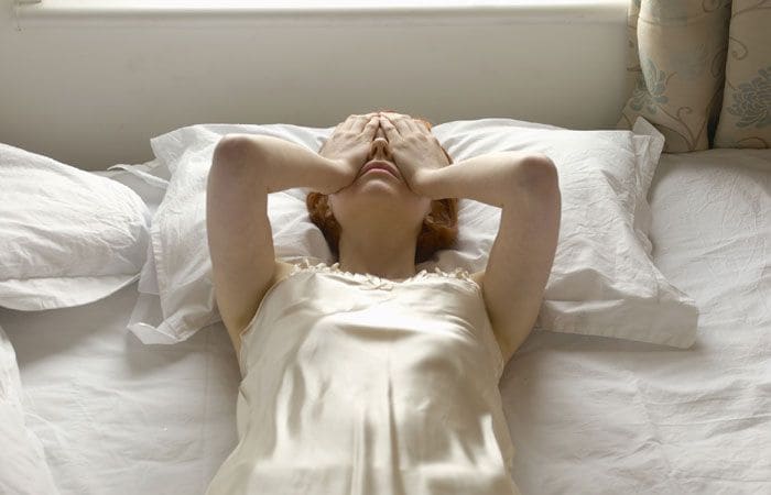 Chica cansada en la cama