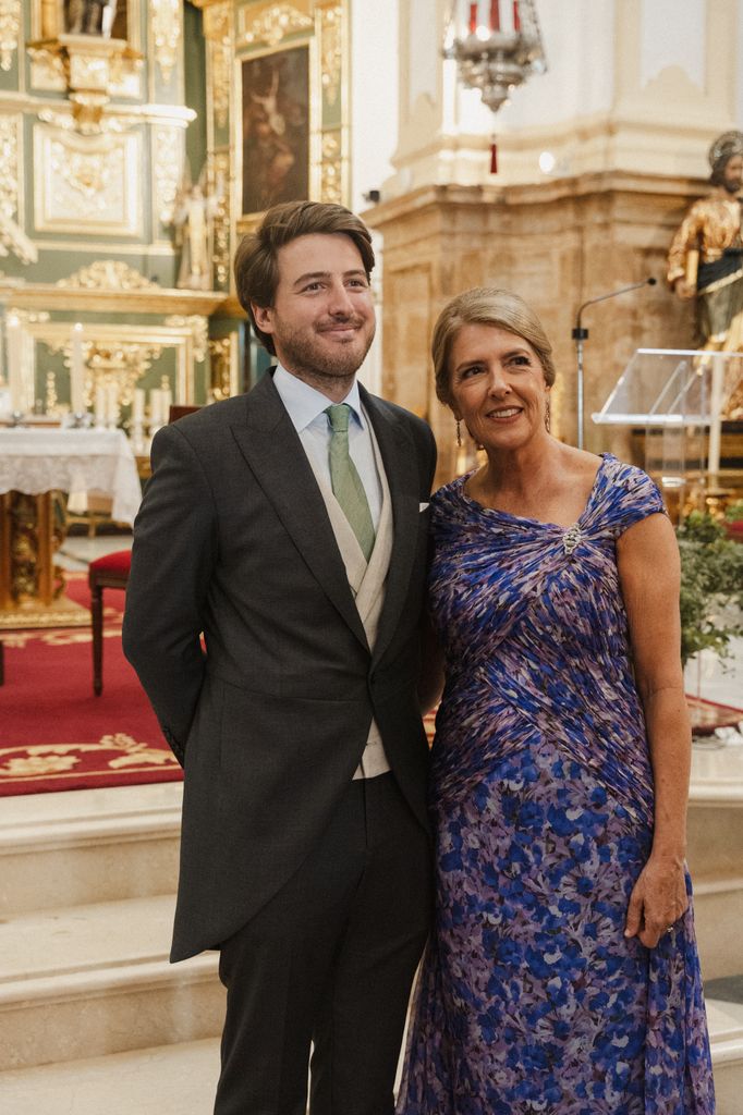 Madrina de boda en Marbella con vestido estampado de Diego Estrada y broche joya