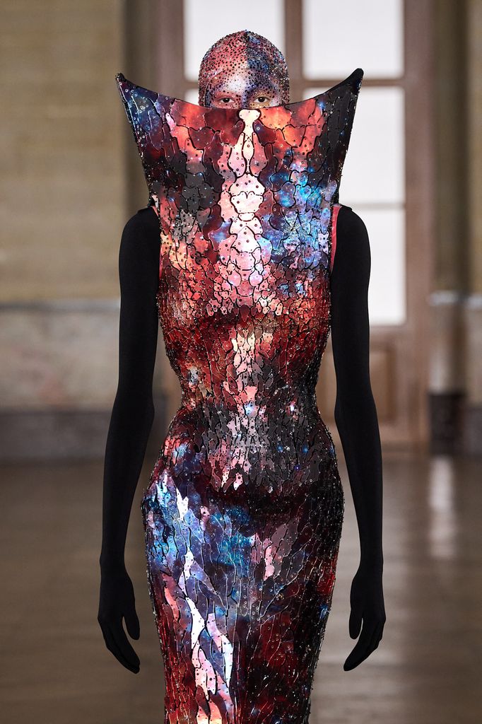 El look final del desfile estaba confeccionado a partir de resina.