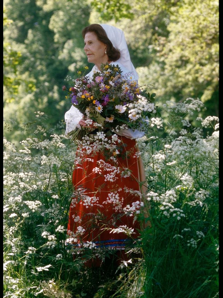 La reina Silvia hace uso del traje tradicional
