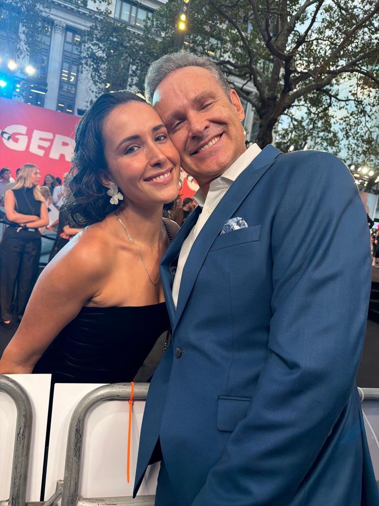 Alan Tacher con su hija Hannah en Londres, en la premier de 'Digger'. Los dos en la alfombra roja trabajando.