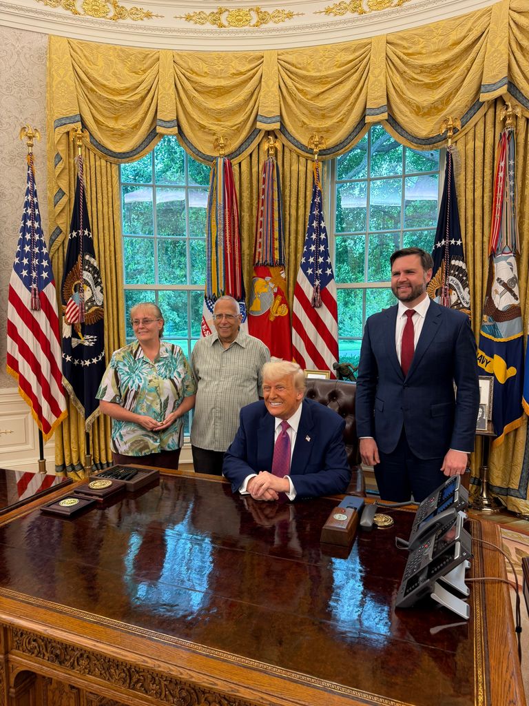 Donald Trump recibió en la Casa Blanca a Louis Prevost, hermano del papa León XIV.