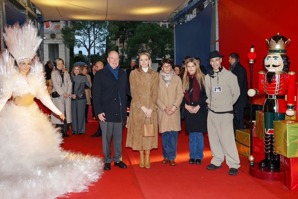 El Príncipe Alberto, la Princesa Charlene, Estefanía de Mónaco y Camille Gottlieb en el estreno de "Mónaco bajo las estrellas" en la Gran Carpa de Fontvieille, el 22 de diciembre de 2025
