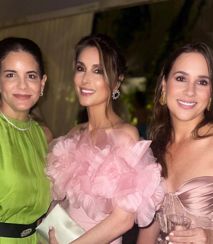 Paloma Cuevas, invitada elegante en la boda de unos amigos